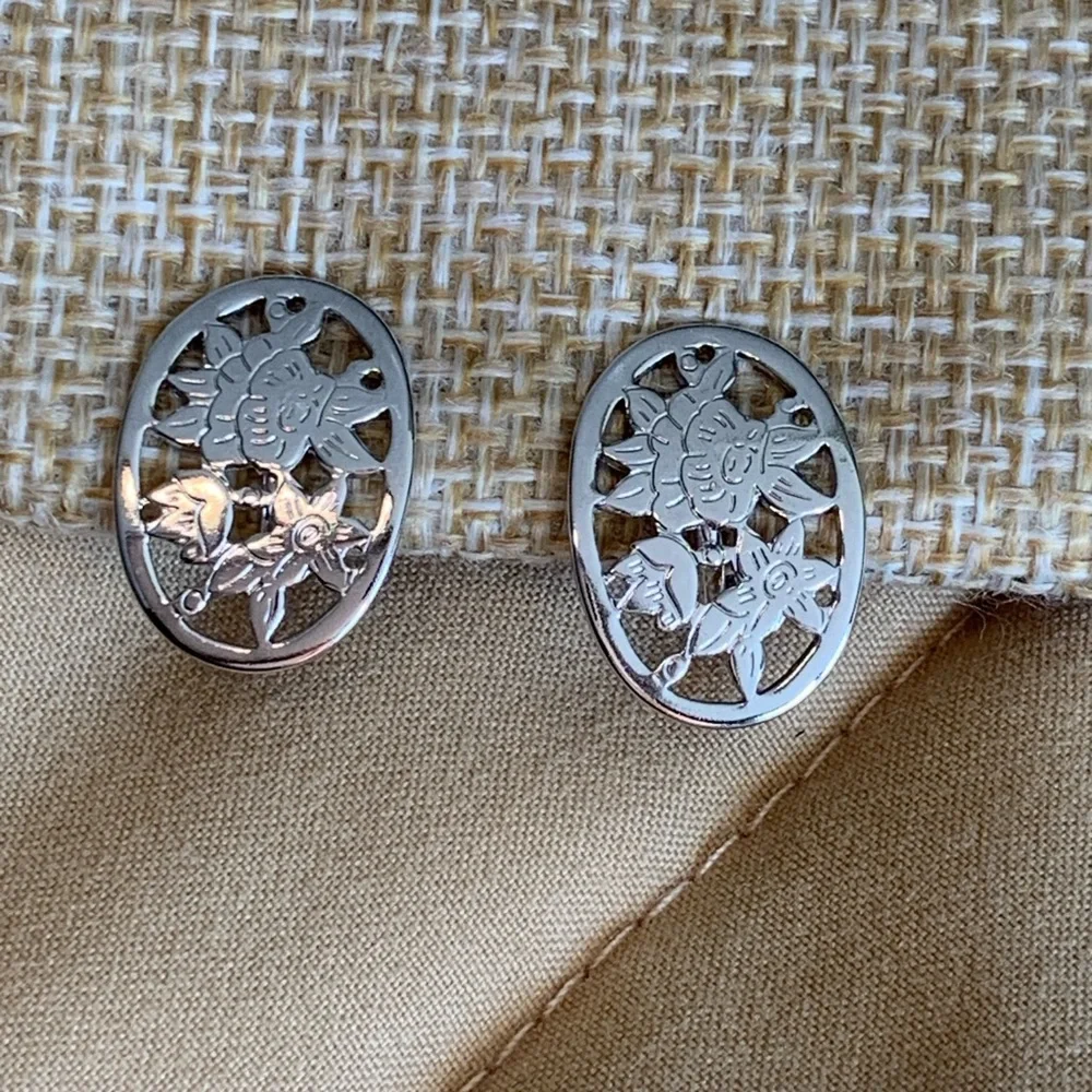 Vintage Avon floral silver tone clip on earrings.